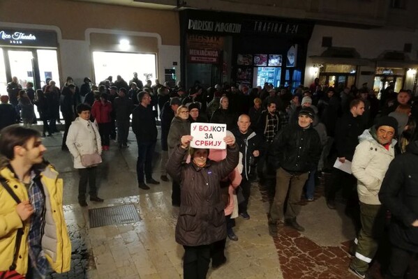 Aida Ćorović i Čedomir Čupić u petak na protestu "Poziv u bojkot"