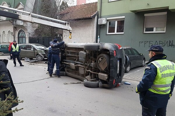 Grbavica: Džipom po parkiranim vozilima (FOTO)