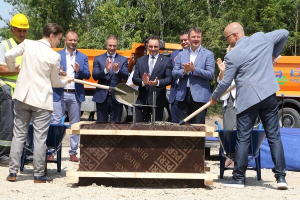 Premijerka i gradonačelnik položili kamen temeljac za izgradnju stanova pripadnika snaga bezbednosti (FOTO)