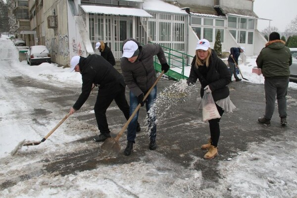 "POMOZIMO KOMŠIJI": Aktivisti SNS pomažu građanima u čišćenju snega (FOTO)