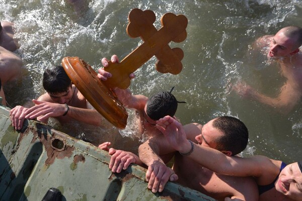 TRADICIJA: Širom Srbije održano plivanje za bogojavljenski krst