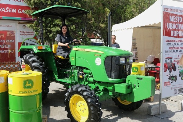 Novosađanka i Kikinđanin dobitnici traktora u nagradnoj igri Poljoprivrednog sajma