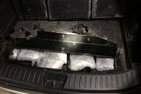 Policajci u autu kod Kovilja pronašli 28 kg marihuane (FOTO)