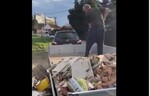 VIDEO: Bacanje građevinskog otpada u naseljenom delu grada
