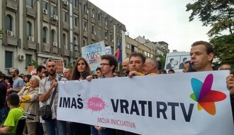 "Imaš Pink, vrati RTV": Više hiljada građana na protestu zbog smena na RTV (FOTO)