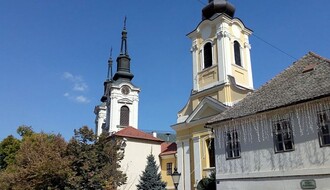 "DNEVNIK": U centru Karlovaca napušteni psi kidisali na vernike pred početak liturgije