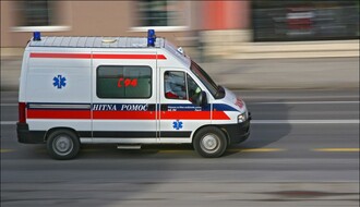 Nesreća u Petrovaradinu: Poginuo pešak, a motociklista teško povređen