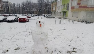 FOTO I VIDEO: Bajkoviti Novi Sad, sneg ne posustaje