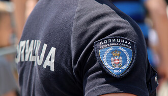 Policajac van dužnosti uhvatio muškarca koji je opljačkao i tukao ženu u Ulici Novosadskog sajma
