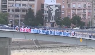 Sinoć na Varadinskom mostu radikali razvili transparent protiv EU