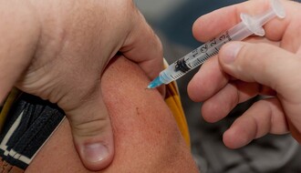 Devedesetogodišnja Britanka prva primila "Fajzerovu" vakcinu protiv korone