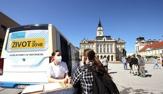 FOTO: Mobilni punkt za vakcinaciju od danas na Trgu slobode