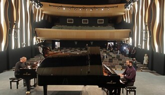 FOTO: U novu muzičku i baletsku školu na Limanu 3 stigli klaviri vredni 280.000 evra