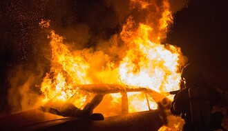 VIDEO: Auto izgoreo sinoć na Bulevaru patrijarha Pavla
