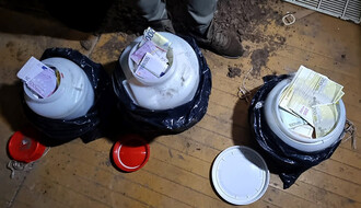 Policija tokom hapšenja pronašla burad sa više od 2,7 miliona evra