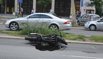 Motociklista i pešak povređeni u udesu na Bulevaru oslobođenja
