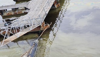 FOTO: U Dunavu kod Novog Sada primećena velika naftna mrlja