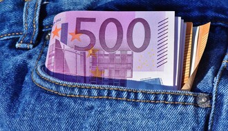 VUČIĆ: Prosečna plata u martu iznosila tačno 555 evra