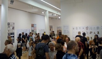 FOTO: Na otvaranju izložbe "Antitelo" Zorana Janjetova nekoliko stotina Novosađana