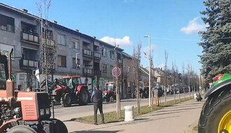 Protest poljoprivrednika u Srbobranu, traktorima blokirali zgradu Opštine