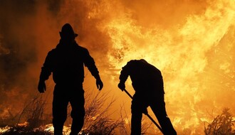 Velik požar u Futogu, vatrogasci pokušavaju da ga ugase