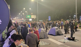 Nekoliko stotina građana nakon protesta provodi noć na auto-putu