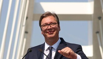 Vučić u "Hit tvitu" obećao po 10 hiljada dinara za srednjoškolce