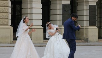FOTO: Azijske mlade u venčanicama i patikama na Trgu slobode