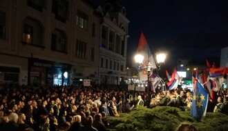 FOTO I VIDEO: Studenti i građani "talasaju" Novi Sad, govorili Nikola Sibinčić i Sergej Trifunović