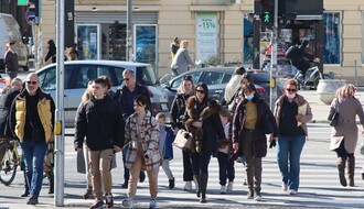 Novosadski saobraćajci pišu kazne: Tri hiljade za nošenje slušalica na pešačkom
