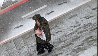 FOTO: Vlažan sneg prekrio Novi Sad, biće i kiše danas