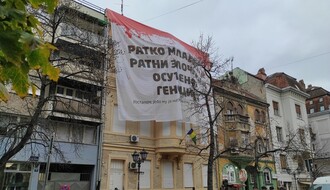 FOTO: Čanak okačio transparent o Ratku Mladiću uprljan "krvlju"