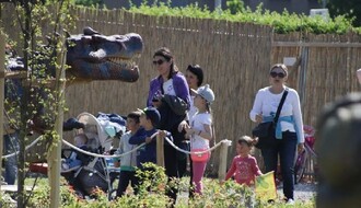 Dve muve jednim udarcem: I roditelji i deca oduševljeni dino parkom (FOTO)