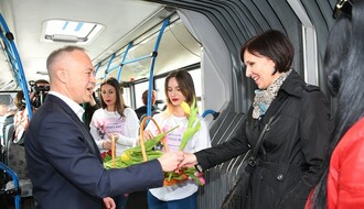 Osmomartovska akcija Grada: Putnicama cveće i slatkiši u toku dana (FOTO)