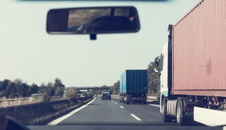 Ministar Momirović pokrenuo inicijativu da se kamionima zabrani preticanje na auto-putu