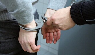 Uhapšen Beograđanin zbog pokušaja pljačke prodavnice i otmice lančića Novosađanki