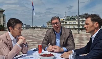 Vučić sa terase Predsedništva: Prošlo je 10 dana od poziva na razgovor, verujem da će se neko "ohrabriti" (VIDEO)