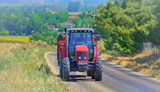 Pijani vozili traktor i automobile u Žablju, Vrbasu i Titelu