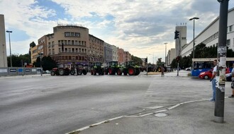 FOTO: Poljoprivrednici  blokirali deo Bulevara Mihajla Pupina
