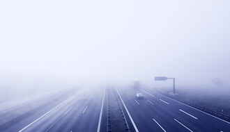 Magla i radovi na nekim putnim pravcima usporavaju saobraćaj