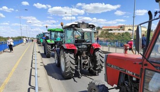 FOTO i VIDEO: Poljoprivrednici nezadovoljni, blokada Varadinskog mosta i raskrsnice kod Banovine do 15 sati
