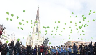 "I ja se borim": Puštanjem na stotine balona obeležen Svetski dan dece obolele od raka (FOTO)