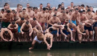 Plivanje za Bogojavljenski krst u subotu u Sremskoj Kamenici