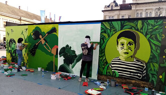 FOTO: Počelo oslikavanje pokretnog murala na Trgu slobode