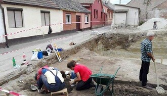 Grobnice stare 200 godina u centru Novog Sada (VIDEO)