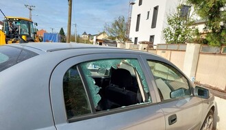 FOTO: Izlupan auto ispred kuće u Veterniku