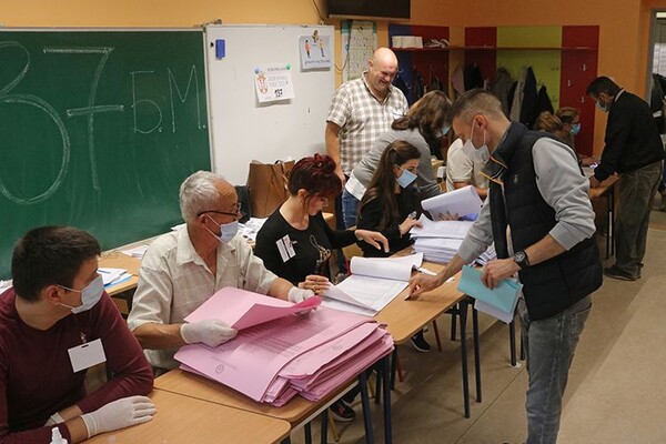 Republički, pokrajinski i lokalni izbori u Srbiji: U NS otvoreno 197 biračkih mesta (FOTO)