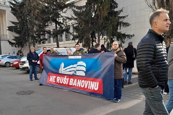 Protest kod Banovine: Novi Sad postao centar za pranje para, siromašni će postati još siromašniji (FOTO i VIDEO)