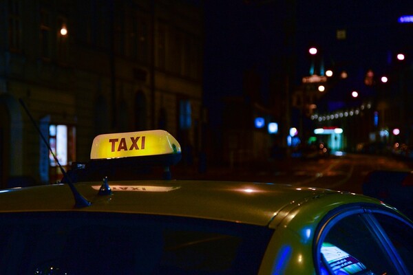 Pijani vozač naleteo na putnike koji su izlazili iz taksija u Kisačkoj