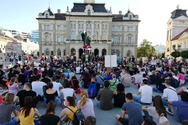 FOTO i VIDEO: Nakon skupa na Trgu Slobode, demonstranti krenuli  ka policijskoj stanici u Ulici Kraljevića Marka